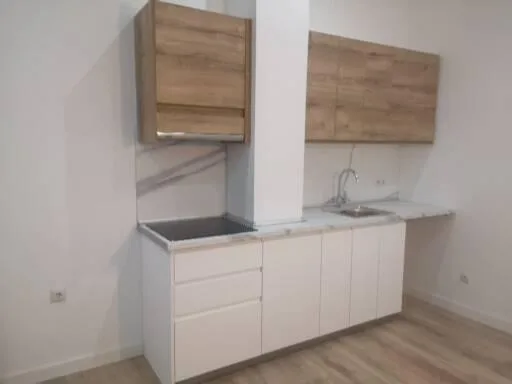 Cocina moderna reformada por Obras Solum